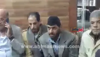 المجني عليه مع جيرانه