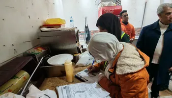 بعد تسمم حالتين .. رئيس حي الزهور يترأس حملة مفاجئة على احد المطاعم بمنطقة التعاونيات