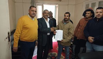 تسليم عقود العمل 