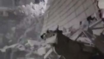 جانب من انهيار العقار 