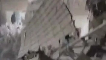 جانب من انهيار العقار 