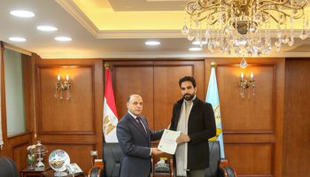 جانب من تسليم العقود 