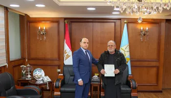 جانب من تسليم العقود 