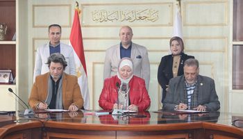 جانب من توقيع البروتوكول 