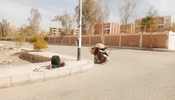 عامل نظافة يؤدي الصلاة على رصيف قنا 