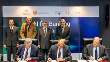 محافظ البنك المركزى اثناء التوقيع