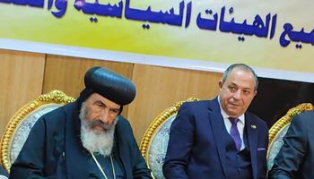 محافظ بورسعيد يزور الكاتدرائية ليشارك الإخوة الأقباط احتفالات عيد الميلاد المجيد 