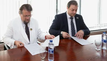 الدكتور حازم عبدالله النشار مدير  المعهد التذكاري للأبحاث الرمدية اثناء توقّع مذكرة التفاهم