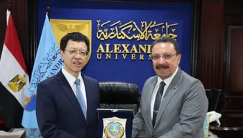 الدكتور أحمد عادل عبد الحكيم والدكتور هونج وو