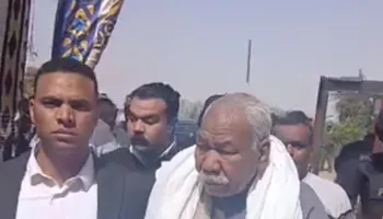 اثناء تقديم الكفن 