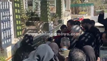 الناس كلها حزينة .. انهيار و بكاء أثناء تشييع جثمان فتاة بورسعيد المتوفية بمنزل خطيبها
