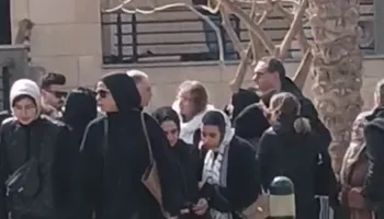 انهيار الفنانة زينة في جنازة شقيقها إسلام