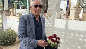 بعد رحيلها بـ 5 سنوات.. زوج يهدي زوجته بوكيه ورد أحمر على قبرها في عيد الحب ببورسعيد: وحشتينى