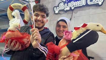 بفيونكة حمراء.. شاب يهدي والدته &laquo;بطة&raquo; في عيد الحب ببورسعيد: علشان تطبخها في أول يوم رمضان