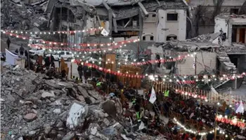 غزة تستقبل رمضان بموائد جماعية وسط أنقاض الحرب