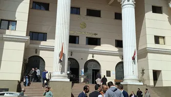 تشديدات أمنية مكثفة في أولى جلسات محاكمة واقعة إجبار شاب على ارتداء ملابس نسائية بـالقليوبية