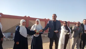 توزيع هدايا على الطلاب