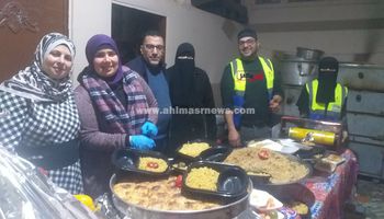 جانب من تجهيز الوجبات 