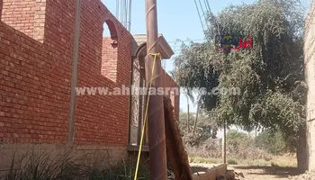 عمود إنارة آيل للسقوط 