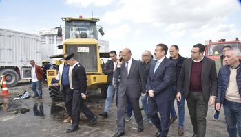 محافظ بورسعيد يتفقد موقع حادث تصادم سيارتين نقل على طريق 30 يونيو بالجنوب