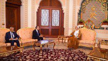 وزير الخارجية وسلطان عمان