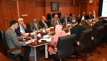  وزير الصناعة