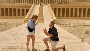 لحظة تقديم خاتم الزواج 