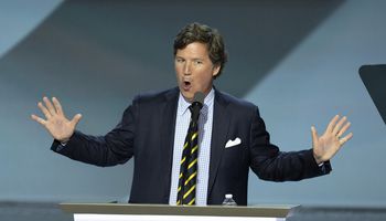 الإعلامي الأميركي تاكر كارلسون