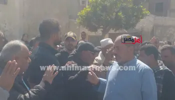 الكابتن الشحات مبروك أثناء تلقيه واجب العزاء 