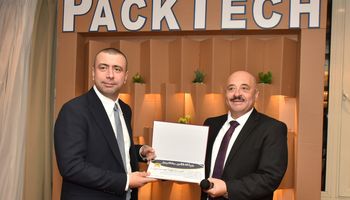 تكريم رئيس لجنة الصناعة