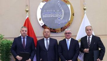 جانب من التوقيع