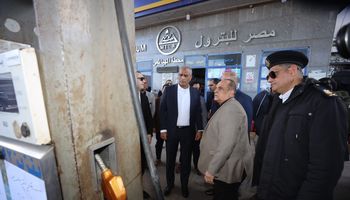 جانب من تفقد محطات الوقود 