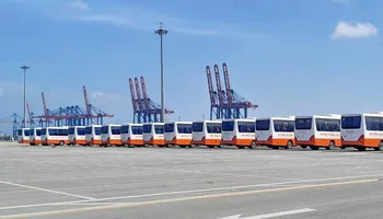 شحن عدد 100 حافلة مُصنّعة محليًا ومُعدة للتصدير