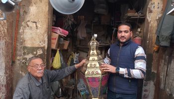 صحفي أهل مصر في سوهاج مع العم جمال صانع الفوانيس في القيسارية