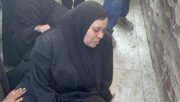 انهيار والد شاب بورسعيد ضحية الشهامة لحظة دفنه 