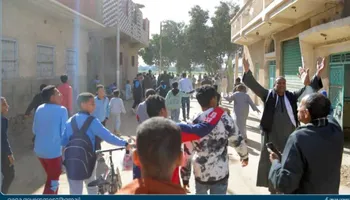 محافظ قنا اثناء جولته بالبارود