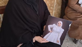 والدة عروس بورسعيد المقتولة داخل منزل خطيبها تحمل صورتها بالمحكمة