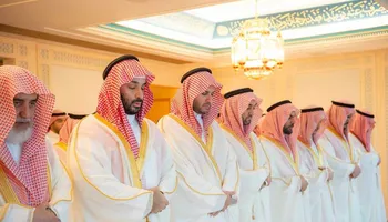 ولي العهد السعودي يؤدي صلاة عيد الفطر