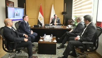 الدكتور محمد الطيب اثناء لقاءه مسئولى شركة اورانج