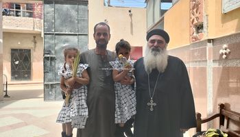 مسلم يشارك  الأقباط في عيدهم