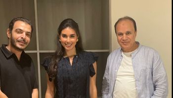 ياسمين صبري برفقة فريق عمل الفيلم