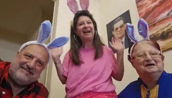 خالد الصاوي برفقة والدته وشقيقته 