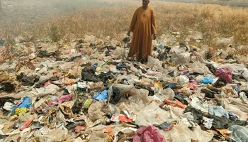 مقلب قمامة وسط الزراعات 