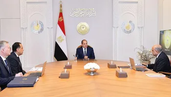 الرئيس السيسي يطلغ على مشروعات الطاقة 
