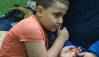 الطالب عصام مع والدتة