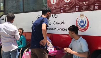 الطلاب أثناء التبرع