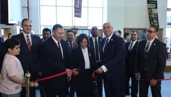 باسل رحمى اثناء افتتاح المعرض