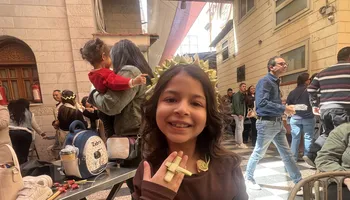 تيجان وصلبان من السعف والزيّ الملوكي".. بهجة أحد الشعانين تزين كنيسة الأنبا بيشوي ببورسعيد