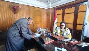 جانب من توقيع العقود 