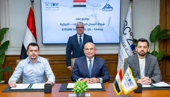 رئيس اقتصادية قناة السويس  أثناء التوقيع